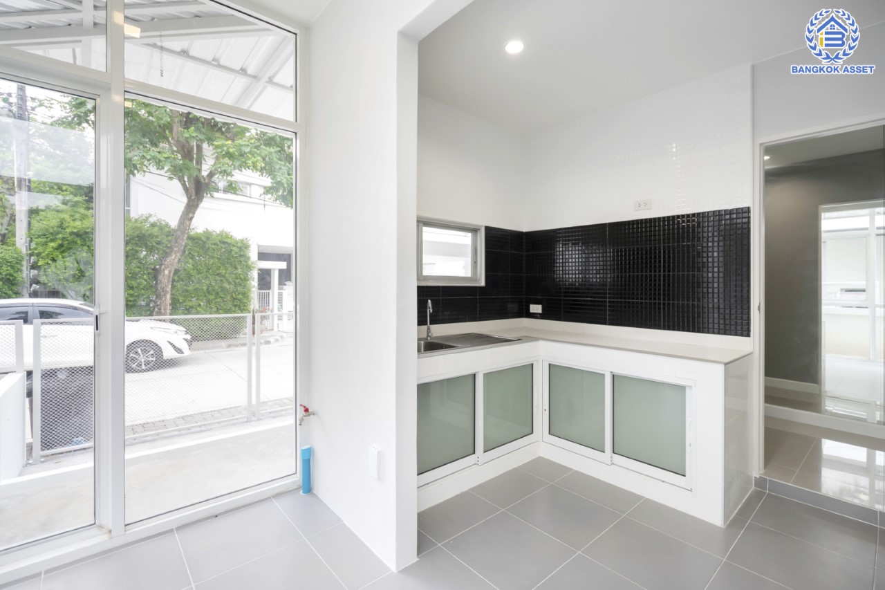 บ้านมือสองตกแต่งใหม่ ม.โนเบิลจีโอ วัชรพล ดีไซน์สุดโดดเด่น เนื้อที่ 54.4 ตร.ว. ฟังก์ชัน 3 ห้องนอน 2 ห้องน้ำ จอดรถได้ 2 คัน บนทำเลเดินทางสะดวก ใกล้เซ็นทรัลรามอินทรา, ห้าแยกวัชรพล, จุดขึ้นทางด่วน "ฉลองรัช" และรถไฟฟ้าสายสีชมพู "สถานีวัชรพล"